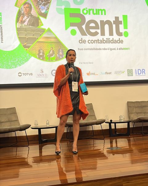 Apresentação no palco com o telão da 5ª edição